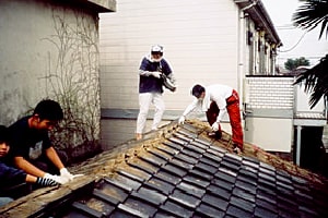 No.3　露地に再利用する屋根瓦の撤去作業